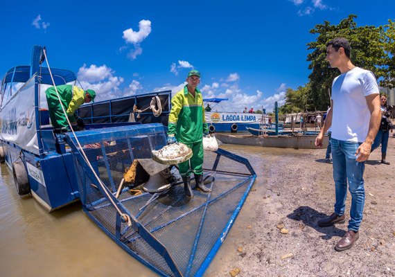 Metodologia inovadora: Prefeito JHC lança ecoboat para atuar na limpeza da lagoa
