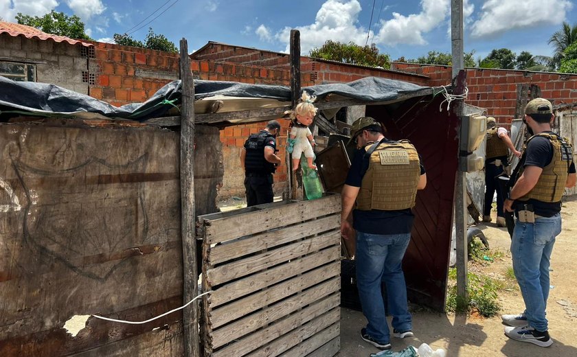 Polícia prende dois suspeitos de homicídio e remove barricadas em favela de Maceió