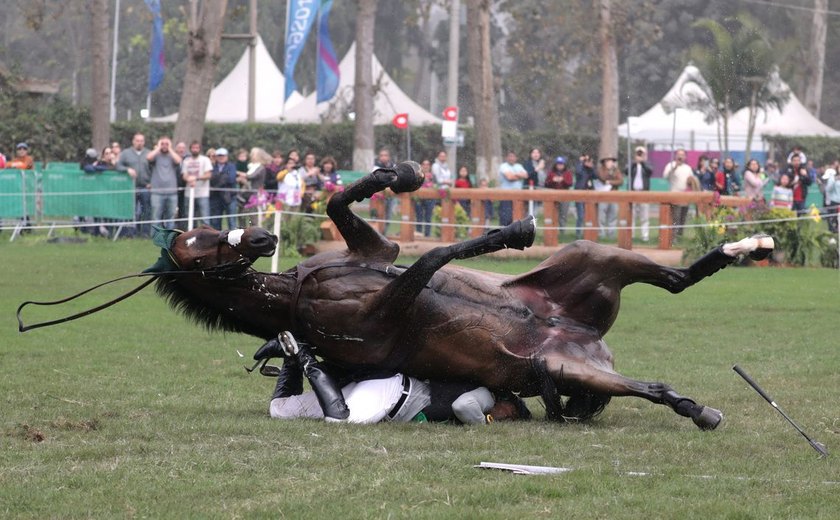 Susto no hipismo: brasileiro cai durante prova do Pan-Americano