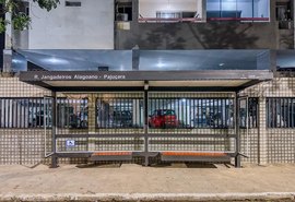 Prefeitura instala novo abrigo de ônibus na Rua Jangadeiros Alagoanos