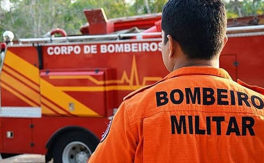 Bombeiros são acionados para conter incêndio em dois carros de luxo