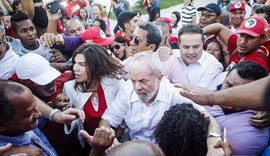 Ex-presidente Lula chega a Alagoas e discursa para multidão em Penedo