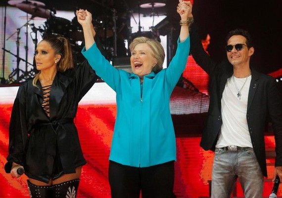 Sob chuva, Jennifer López canta em Miami para pedir voto para Hillary