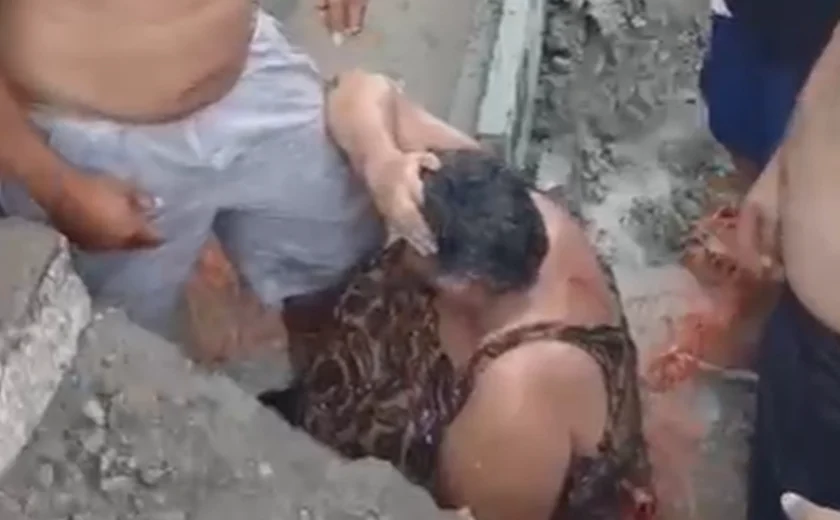 Mulher cai em buraco de obra da Braskem no Flexal e fica ferida