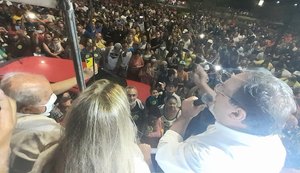 Luciano faz discurso emocionado para multidão no centro de Arapiraca