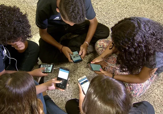 Comissão de Educação aprova projeto que proíbe celular em escolas