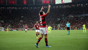Flamengo derrota Palmeiras e mantém vivo sonho do título brasileiro