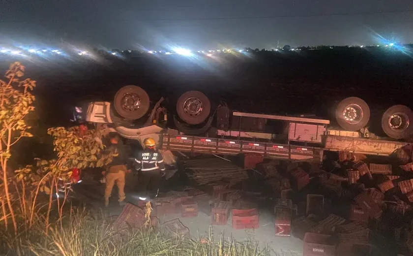 Motorista de caminhão morre após saída de pista seguida de capotamento em ribanceira