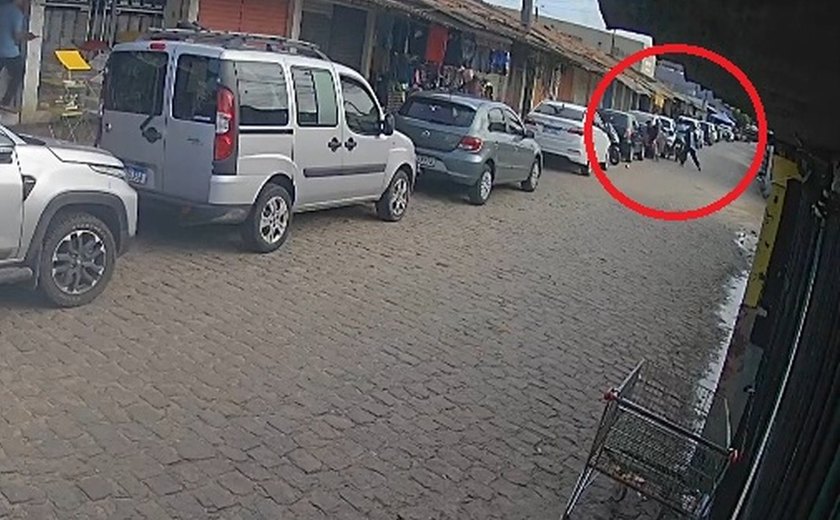 Jovem é vítima de tiros à queima-roupa na feirinha do Jacintinho, em Maceió