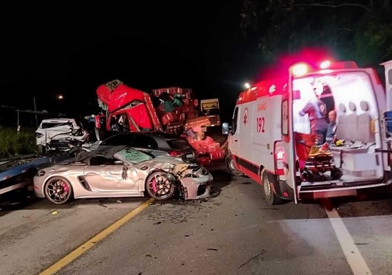 Acidente entre caminhão e carreta deixa um morto e dois feridos na BR-101