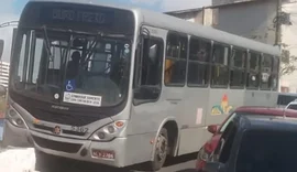 Ônibus coletivo colide contra mureta de proteção no Jacintinho; ninguém ficou ferido