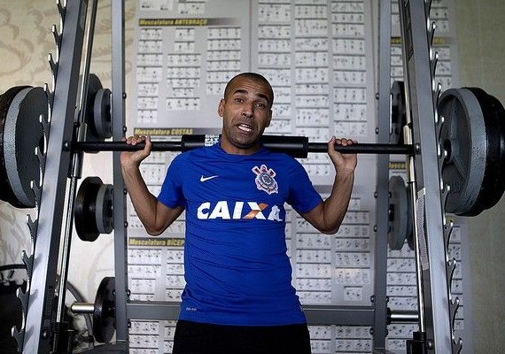 Sheik tenta se reaproximar do Corinthians; diretoria descarta retorno