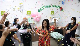 Após seis meses de tratamento, paciente celebra o fim da quimioterapia em Maceió