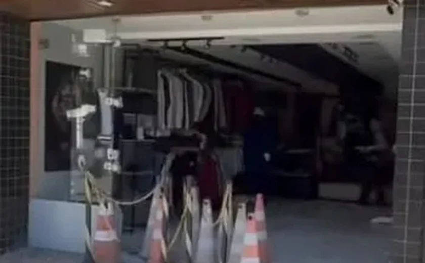 Carro invade loja e causa destruição durante a madrugada em Mangabeiras, em Maceió