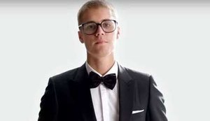 Assista! Justin Bieber todo engravatado em novo comercial do Super Bowl 2017