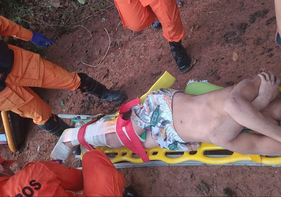 Adolescente fica ferido em acidente com trator