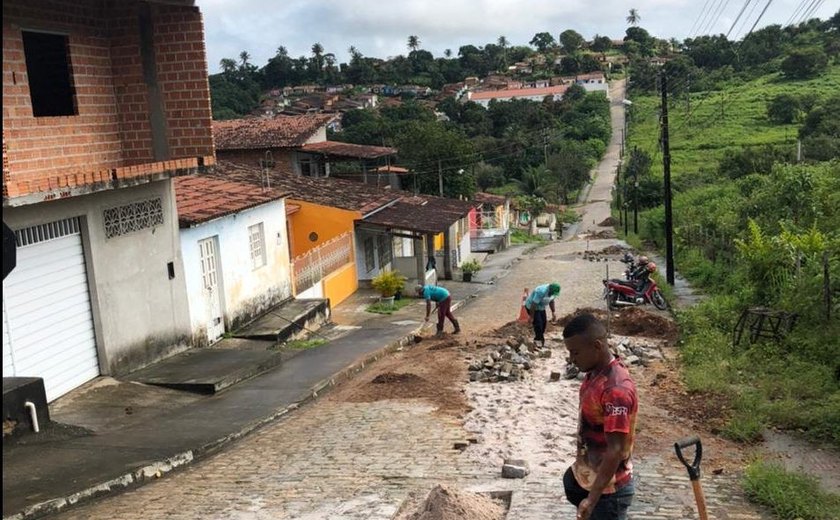 Secretaria de Serviços Públicos recupera ruas de Penedo