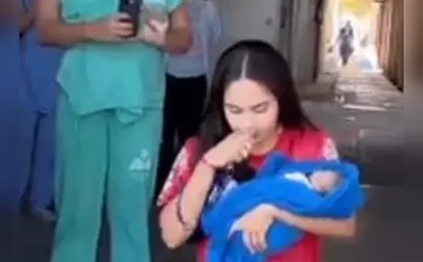 De joelhos, mãe cumpre promessa após bebê receber alta na Maternidade Santa Mônica