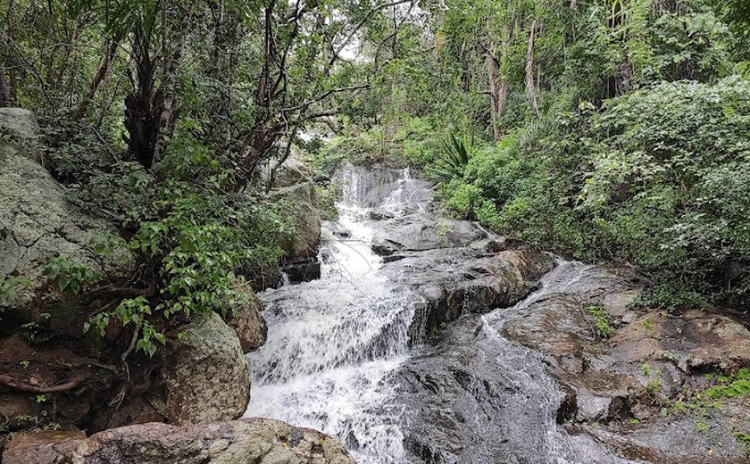 Cachoeira do Vai Vem, em Água Branca, é destino turístico no Sertão