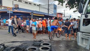 Ambulantes da Feirinha do Tabuleiro queimam pneus e bloqueiam via em protesto