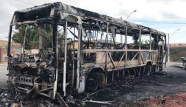 Ônibus é incendiado por criminosos e deixa moradores em pânico