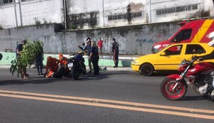 Jovem de 24 anos fica ferido em colisão envolvendo carro e moto na Cambona