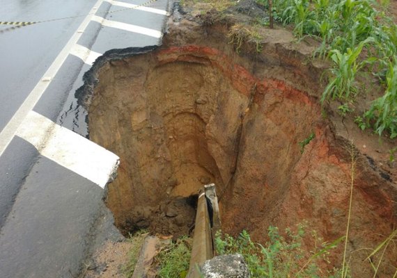 Erosão provoca deslizamento de terra em extremidades de ponte em Branquinha