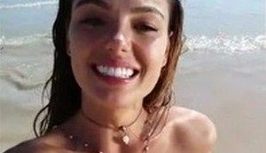 Vem por aí! Ritinha causa tumulto em praia e fica famosa na internet