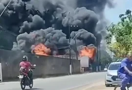Incêndio atinge baú de caminhão no Salvador Lyra e mobiliza Corpo de Bombeiros