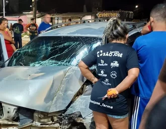 Carro perde o controle e bate contra mercadinho em Rio Largo