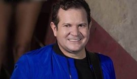 Ximbinha paga mico e faz xixi nas calças durante show