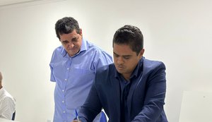 Prefeito empossa vereador na Secretaria de Saúde, órgão que tem sido destaque em AL