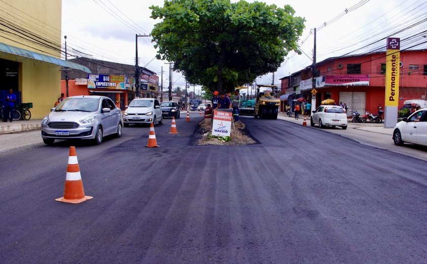 Avenida Benedito Bentes recebe 120 toneladas de asfalto
