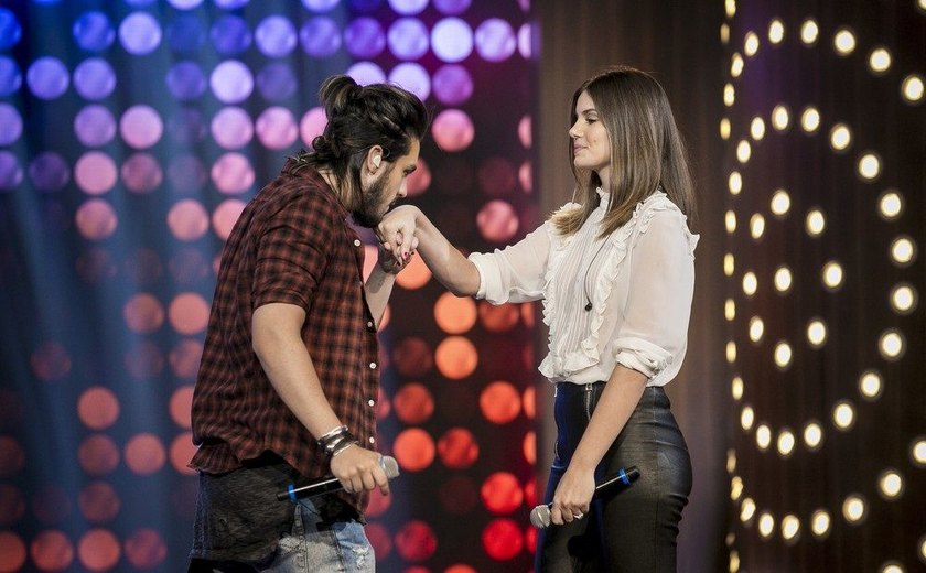 Luan Santana e Camila Queiroz cantam juntos na volta do 'Tamanho Família'