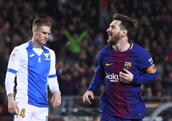 Messi faz três e resolve jogo complicado para o Barcelona
