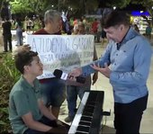 Pianista de 13 anos faz sucesso no Parque do Centenário