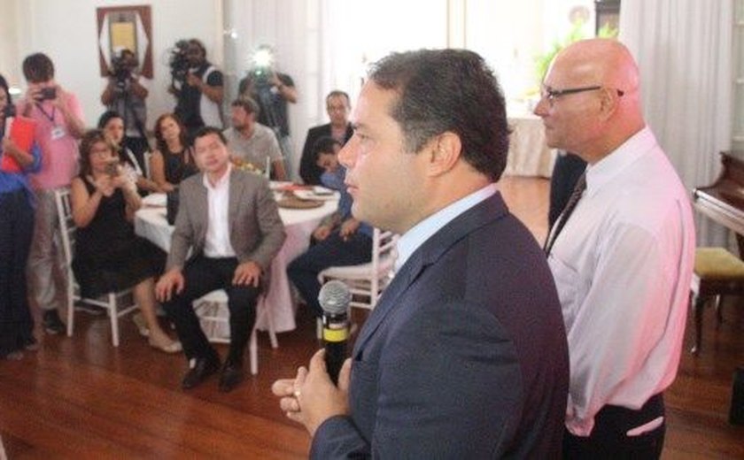 Renan Filho avalia governo e anuncia programa para segurança pública