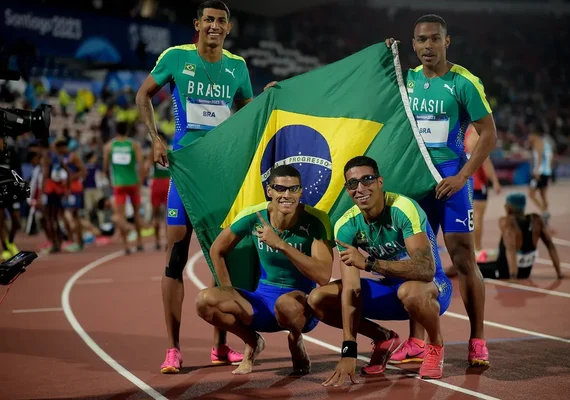 Brasil conquista o ouro no revezamento 4x400m masculino