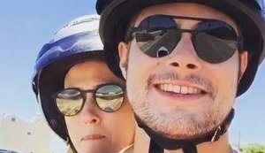 Tatá Werneck e Rafael Vitti fazem passeio de moto agarradinhos na Grécia