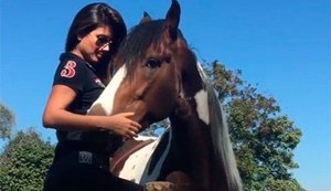 Paula Fernandes faz declaração de amor para cavalo e vira piada na web
