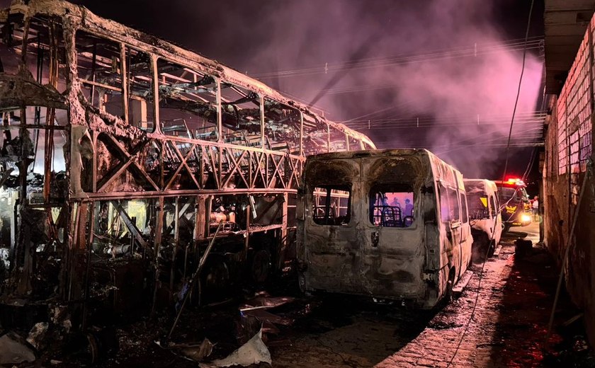 Incêndio em garagem deixa veículos totalmente carbonizados em Igaci