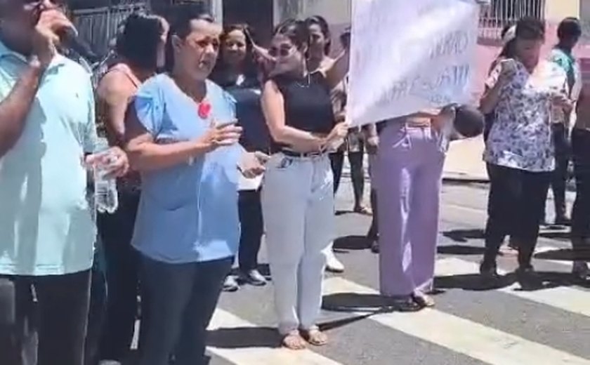 Profissionais da saúde protestam em Maceió por salários atrasados e piso da enfermagem