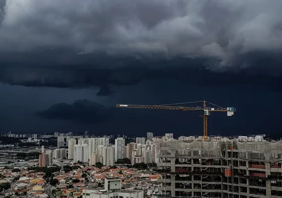 Campanha de Flávio pede votação até 19h por chuvas em alguns estados
