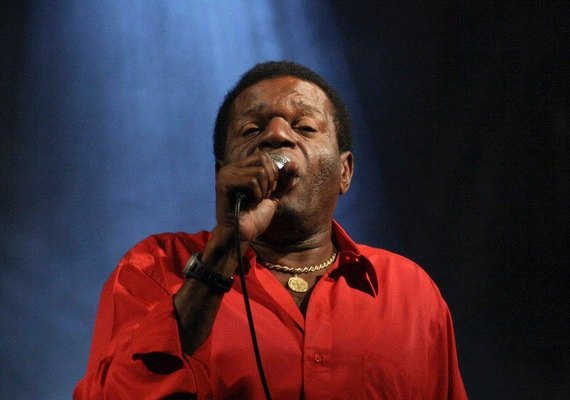 Corpo do cantor Almir Guineto é sepultado no cemitério de Inhaúma