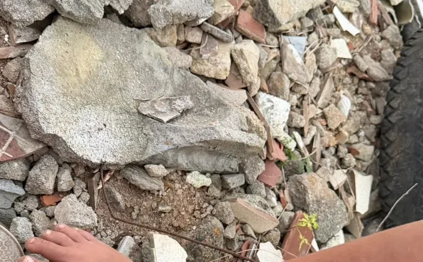 Criança tem perna perfurada por vergalhão em terreno baldio de Arapiraca
