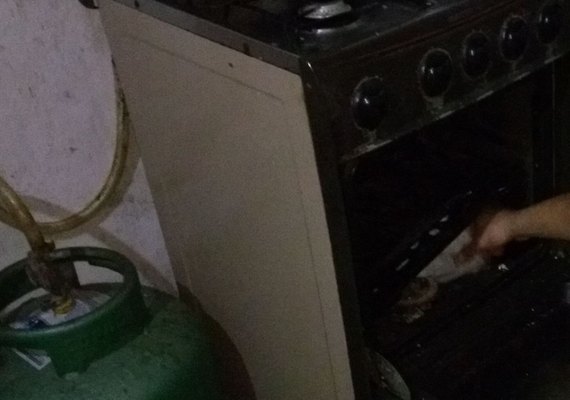 Arapiraca: mulher é presa com revólver escondido no fogão