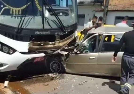 Duas pessoas morrem e uma fica ferida em acidente entre ônibus e carro em Maceió