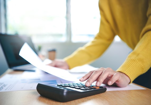 Cresce a busca por empréstimo com antecipação do FGTS para pagamento de contas do dia a dia