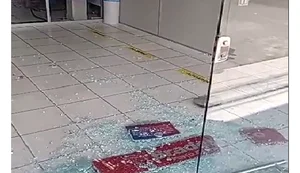 Agência bancária é destruída por criminosos após tentativa de assalto