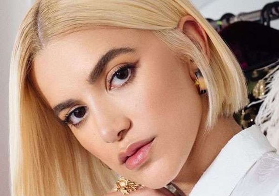 Cantora e ex-BBB Manu Gavassi teria recebido R$ 500 mil para ficar loira